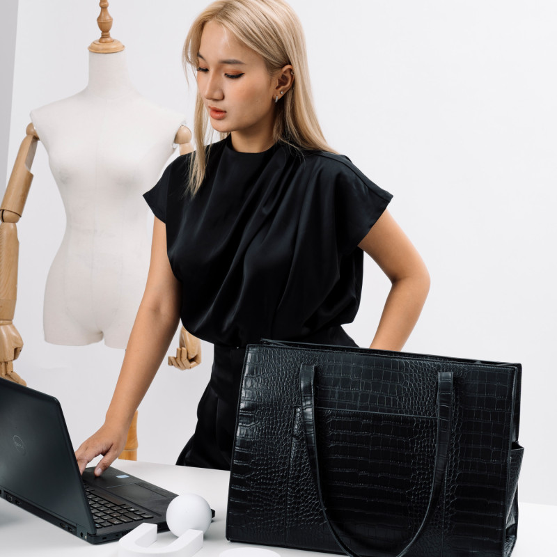 Bộ ảnh chụp túi xách với model