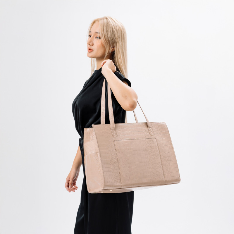 Bộ ảnh chụp túi xách với model