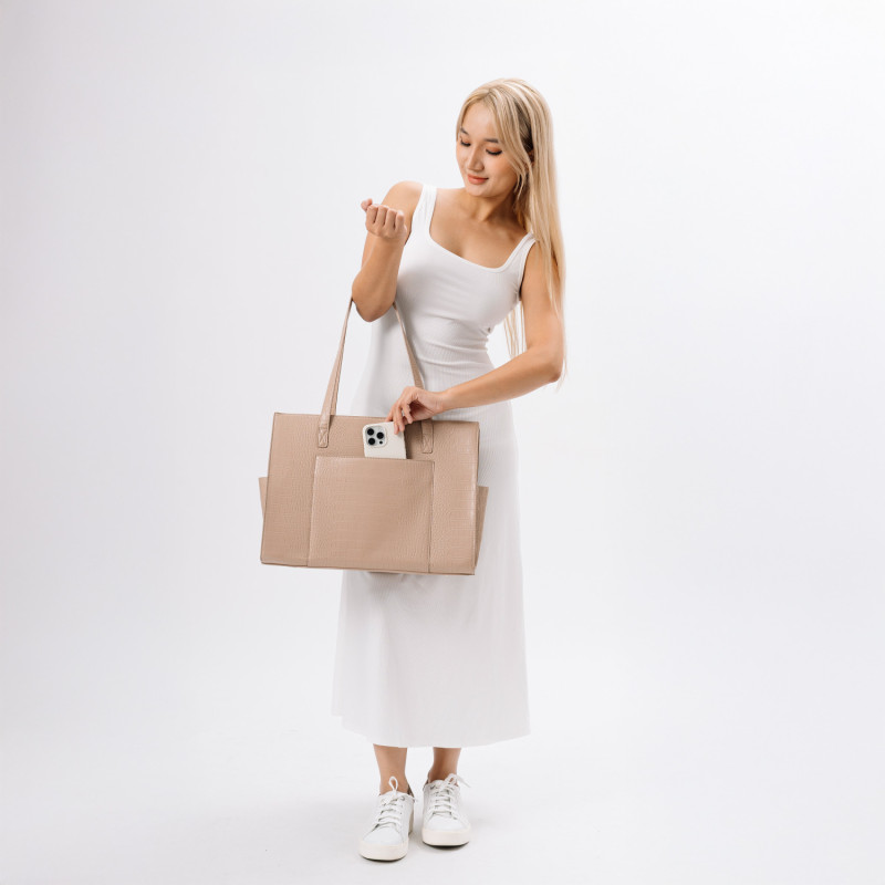 Bộ ảnh chụp túi xách với model